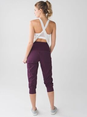 Lululemon In Flux Crop Plum Purple size 2